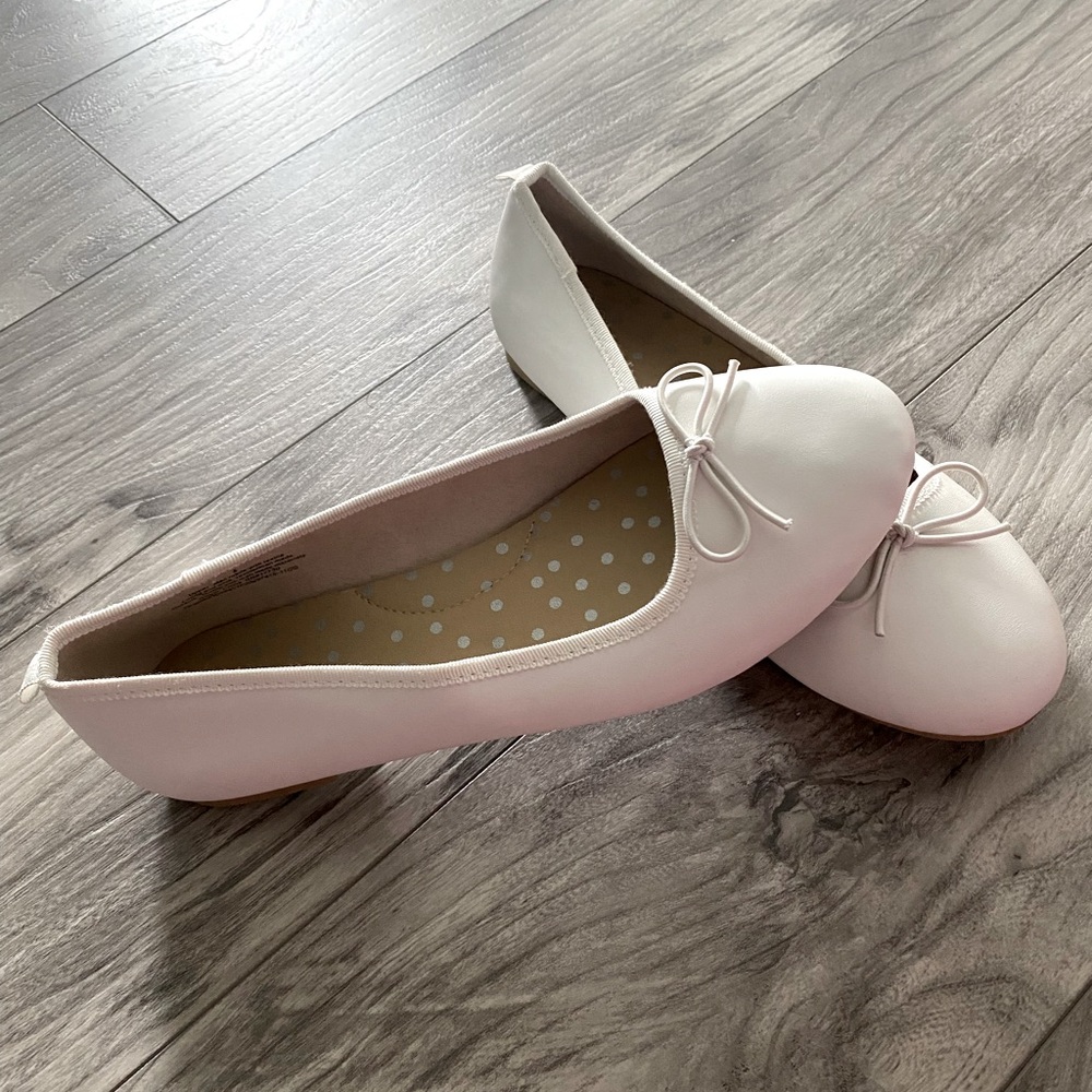 NWOT! Girls Cat & Jack brand. size 5. slip on flats